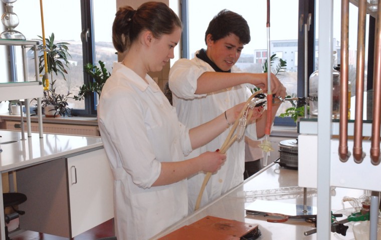 Uczniowie ze Śniadka w Laboratorium Chemicznym UJK