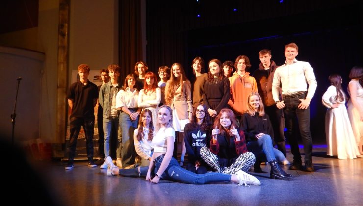 II miejsce młodych aktorów z II LO w Świętokrzyskim Przeglądzie Teatrów Szkolnych<br>w języku angielskim